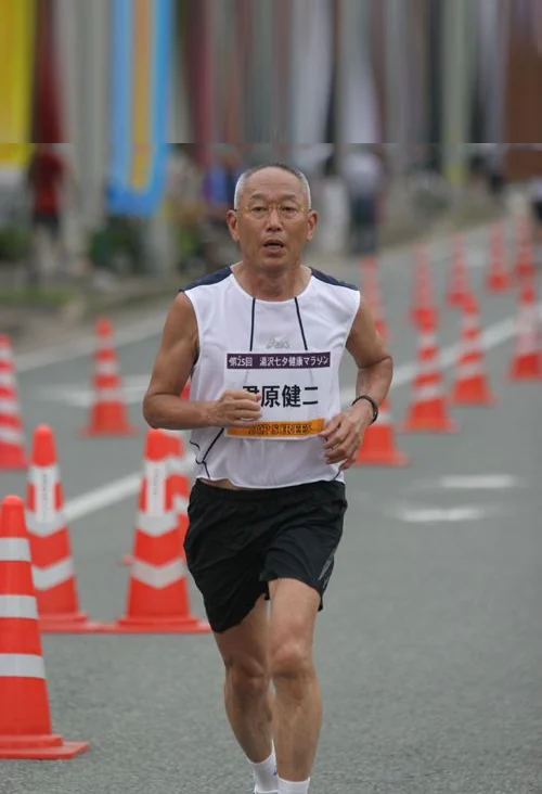 大会で走る君原健二さん